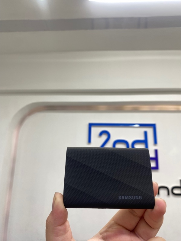 Ổ cứng Samsung Portable SSD T9 2TB - Sức khoẻ 100% chạy 591 giờ - Màu đen - Ngoại hình 98% - Kèm dây kết nối, túi