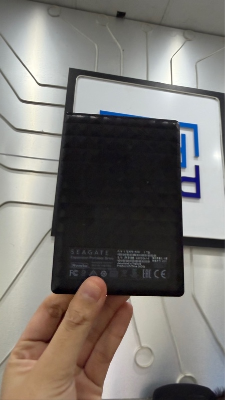 Ổ cứng Seagate HDD 1T - Dung lượng 1T - Sức khoẻ tốt - Chạy 27 giờ - Màu đen - Ngoại hình: 98% - Kèm dây + túi