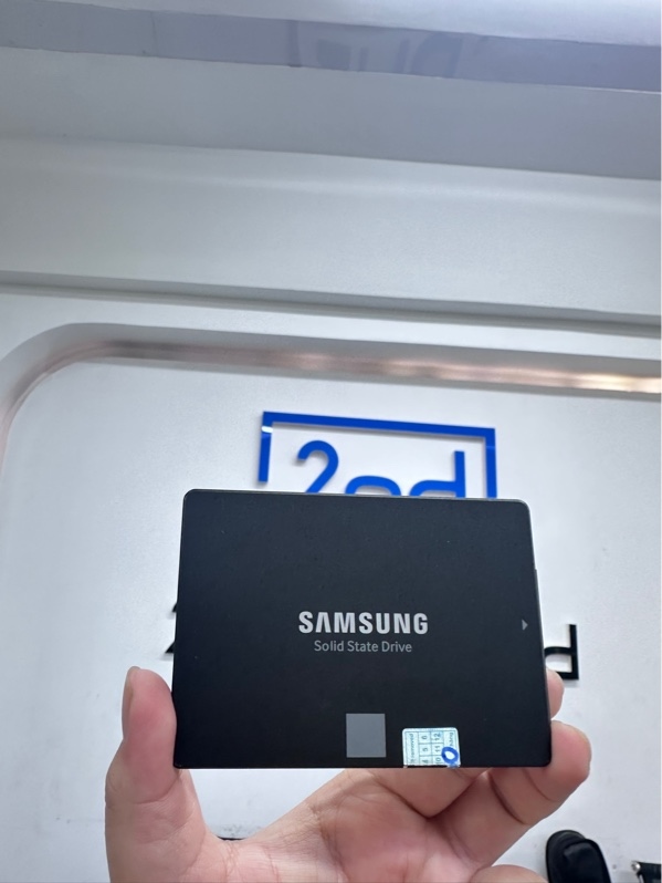 Ổ cứng SSD Samsung 860 EVO 250GB SATA - Sức khỏe 80 - Màu đen - Ngoại hình 98% - Body
