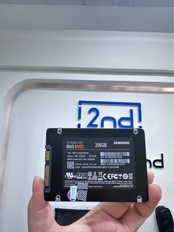 Ổ cứng SSD Samsung 860 EVO 250GB SATA - Sức khỏe 80 - Màu đen - Ngoại hình 98% - Body