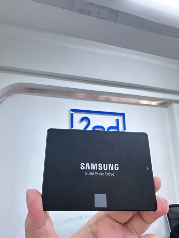 Ố cứng SSD Samsung 870 EVO - Sata 250gb - Sức khoẻ 98% - Chạy 8988 giờ - Màu đen - Ngoại hình 98% - Body