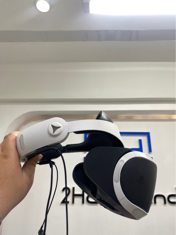 PS4 VR Headset MODEL CUH-ZVR2 - Màu trắng - Ngoại hình 97% - Xước vỏ nhẹ - Kèm 1 kính VR Headset, 1 camera (kèm chân) , 2 tay cầm