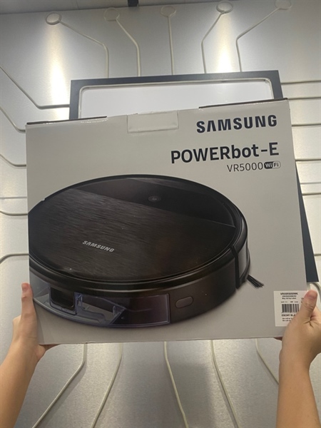 Robot hút bụi Samsung VR5000 - Model VR05R5050WR/SV - Màu đen - Ngoại hình: 100% - Newseal - Phụ kiện gồm: 4 chổi, 2 thảm, 1 remote, 1 dock, 1 nguồn - Còn bảo hành hãng đến 04/10/2025