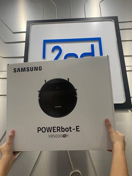 Robot hút bụi Samsung VR5000 - Model VR05R5050WR/SV - Màu đen - Ngoại hình: 100% - Newseal - Phụ kiện gồm: 4 chổi, 2 thảm, 1 remote, 1 dock, 1 nguồn - Còn bảo hành hãng đến 04/10/2025 1