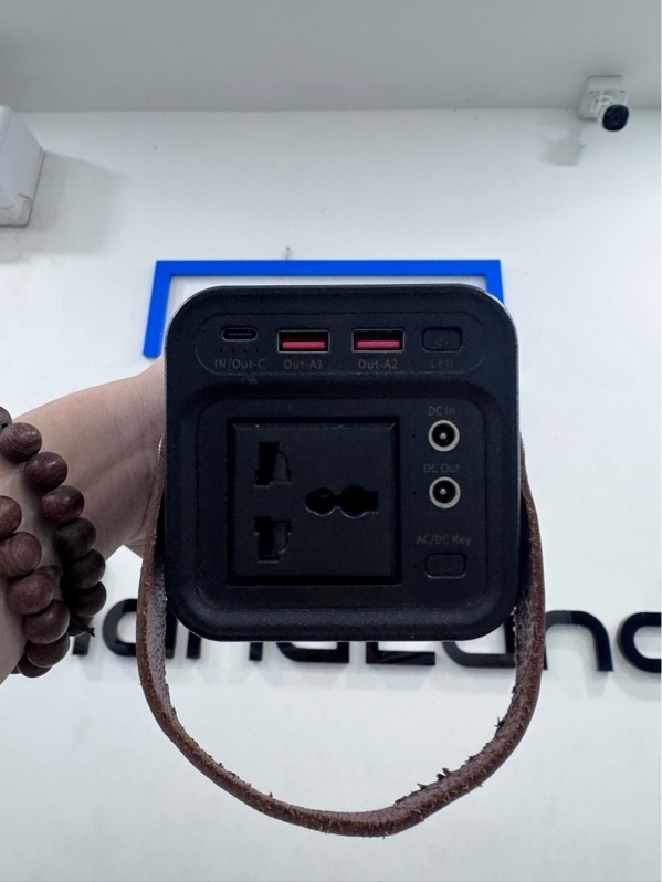 Sạc dự phòng Yoobao EN200W 52.800 - maH - Màu đen - Ngoại hình 98% - Body