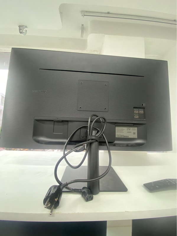 Samsung Smart Monitor M7 32” (32M7) - Màu đen - Ngoại hình 98% - Trầy 2 vết - Fullbox