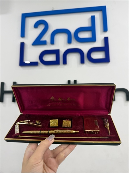 Set bật lửa , bút , cài áo , dây đeo BigBen - Màu vàng - Ngoại hình 97% - Bút hết mực - Box 1