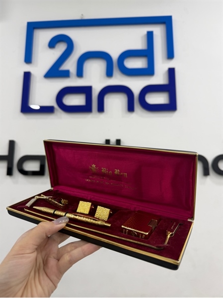 Set bật lửa , bút , cài áo , dây đeo BigBen - Màu vàng - Ngoại hình 97% - Bút hết mực - Box 2