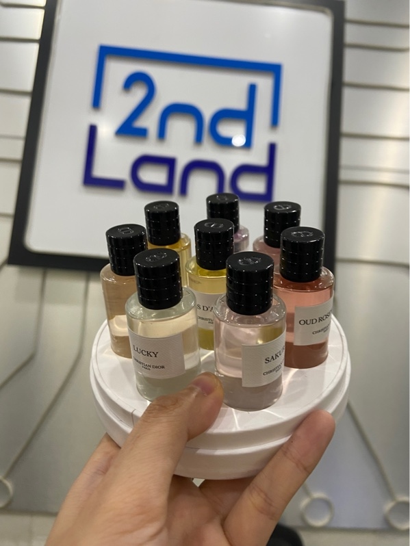 Set nước hoa Discovery Set of 8 La Collection Privée Fragrance Miniatures - Gồm: Gris Dior, Oud Ispahan (9,5/10ml), Ambre Nuit, Oud Rosewood ( 9,5/10ml), Bois d'Argent, Sakura ( 9,5/10ml), Lucky, Jasmin des Anges - FullBox