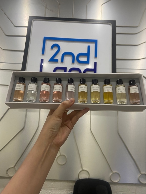 Set nước hoa mini La Collection Privée Christian Dior Fragrance Discovery Set (10 chai x 7,5 ml) - Gồm: Jasmin des Anges, Lucky, Rouge Trafalgar, Oud Ispahan, Gris Dior, Ambre Nuit, Bois d’Argent, Eau Noire, Cologne Blanche, Oud Roséwood, - FullBox