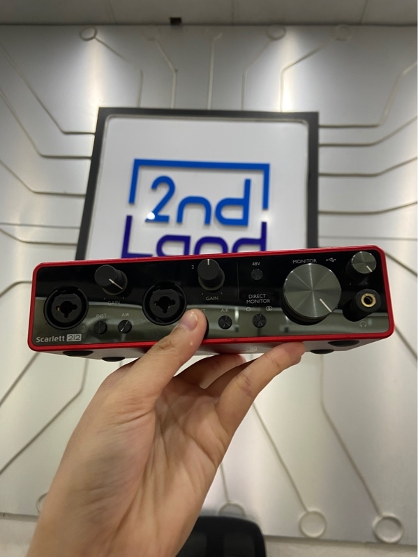 Sound Card Focusrite Scarlett 2i2 (Gen3) - Màu đỏ - Ngoại hình: 98% - Kèm dây