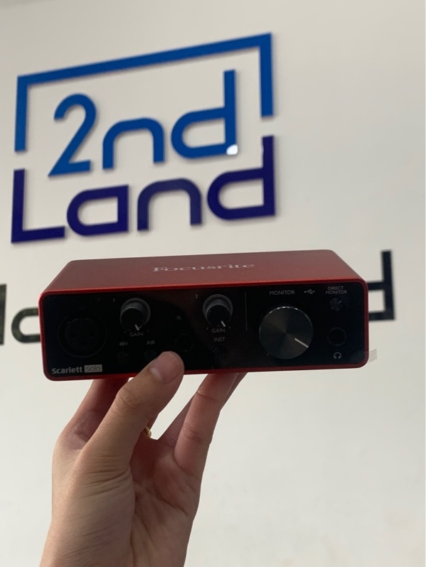Soundcard focusrite sacrlett solo gen 3 - Màu đỏ - Ngoại hình: 98% - Fullbox