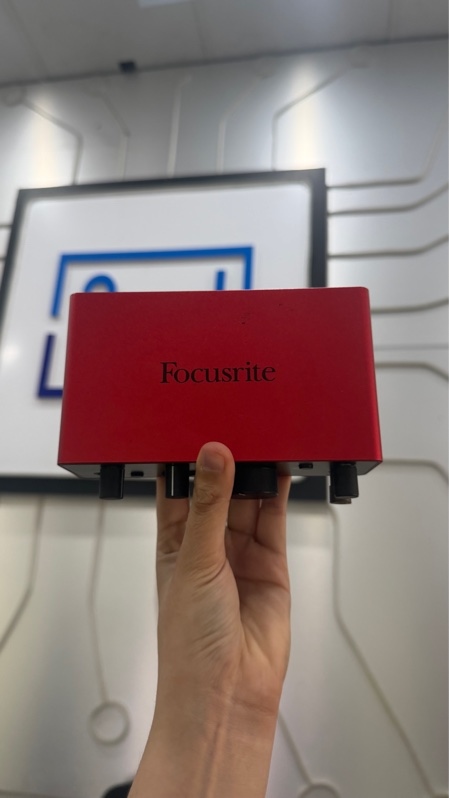 Soundcard Focusrite Scarlett Solo Gen 4 - Màu đỏ - Ngoại hình: 97% - Trầy xước - Kèm dây kết nối
