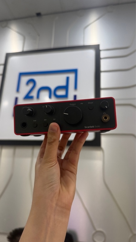 Soundcard Focusrite Scarlett Solo Gen 4 - Màu đỏ - Ngoại hình: 97% - Trầy xước - Kèm dây kết nối