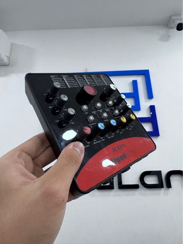 Soundcard Icon Upod Pro - Màu đen - Ngoại hình 97% - Trầy xước 2 mặt nhiều - Kèm 1 dây nguồn, 1 dây kết nối 3.5mm