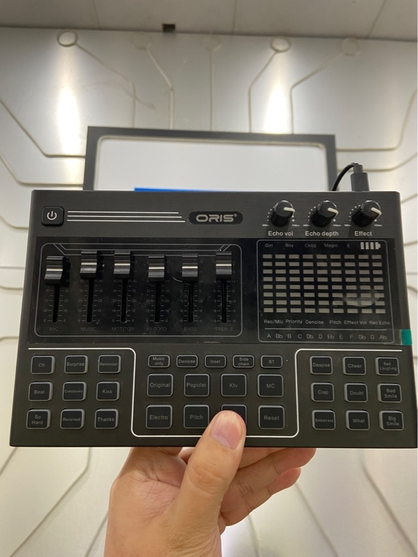 Soundcard Livestream Oris V12 - Màu đen - Ngoại hình: 97% - Xước dăm - Kèm dây nguồn