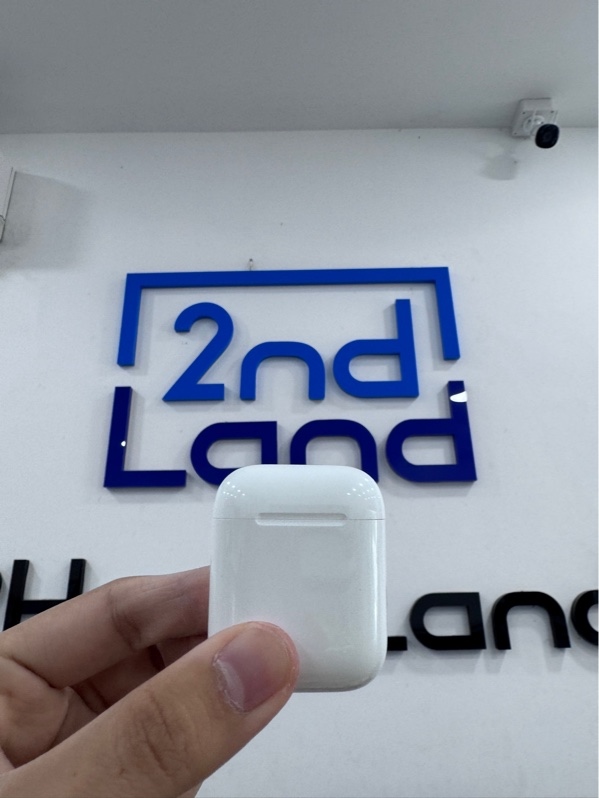 Tai nghe Airpod 2 - Màu trắng - Ngoại hình 98% - Lệch bản lề - Kèm sạc linh kiện