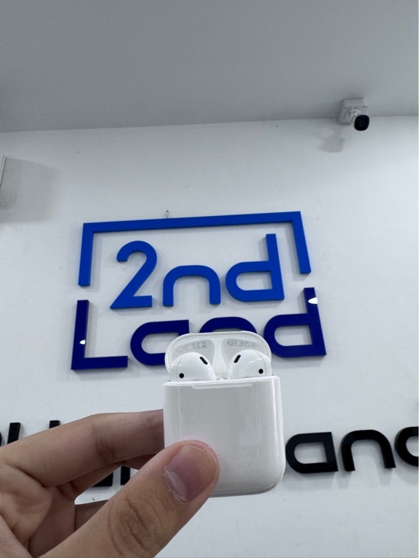 Tai nghe Airpod 2 - Màu trắng - Ngoại hình 98% - Lệch bản lề - Kèm sạc linh kiện