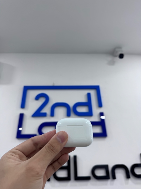 Tai nghe Airpod Pro 2 lightning - Màu trắng - Ngoại hình 97% - Case trầy xước, hai tai ố nhẹ - Kèm sạc linh kiện