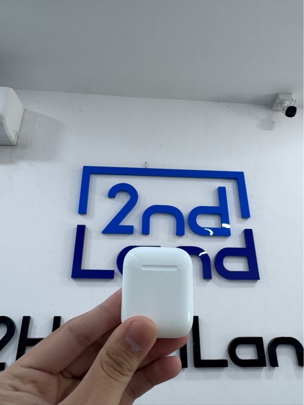 Tai nghe Airpods 2 - Màu trắng - Ngoại hình 97% - Case trầy - Kèm sạc linh kiện