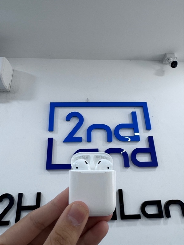 Tai nghe Airpods 2 - Màu trắng - Ngoại hình 97% - Case trầy - Kèm sạc linh kiện