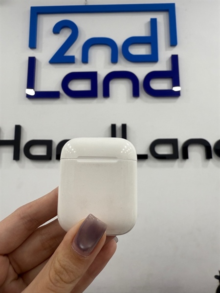 Tai nghe Airpods 2 - Màu trắng - Ngoại hình 97% - Case trầy , tai phải cấn hở , tai trái dơ ở chân sạc - Body