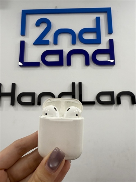 Tai nghe Airpods 2 - Màu trắng - Ngoại hình 97% - Case trầy , tai phải cấn hở , tai trái dơ ở chân sạc - Body 1