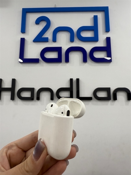 Tai nghe Airpods 2 - Màu trắng - Ngoại hình 97% - Case trầy , tai phải cấn hở , tai trái dơ ở chân sạc - Body 2