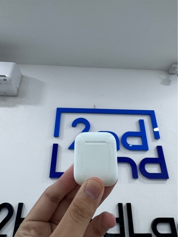 Tai nghe Airpods 2 - Màu trắng - Ngoại hình 97% - Case trầy xước, hai tai cấn - Body