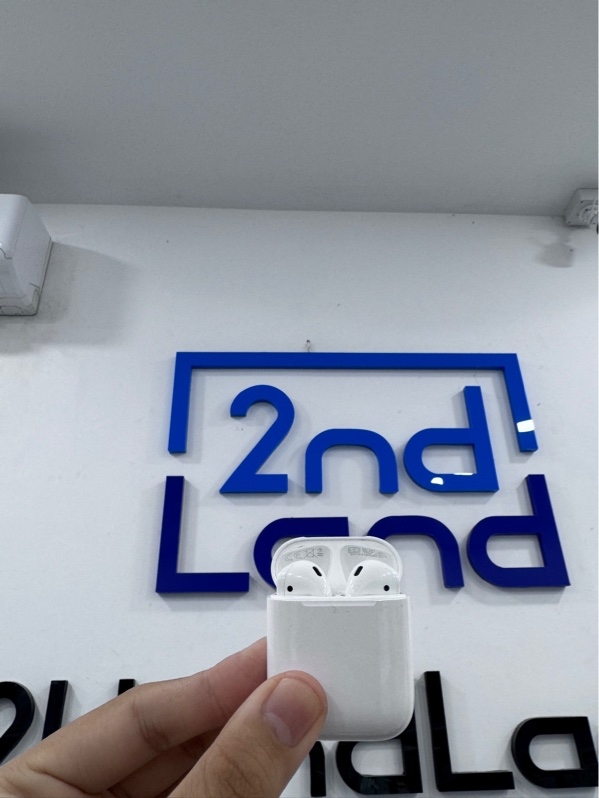 Tai nghe Airpods 2 - Màu trắng - Ngoại hình 97% - Case trầy xước, hai tai cấn - Body