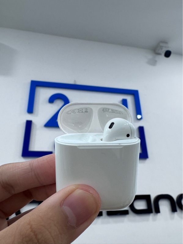Tai nghe Airpods 2 - Màu trắng - Ngoại hình 97% - Trầy cấn, mất 1 bên tai trái - Không phụ kiện
