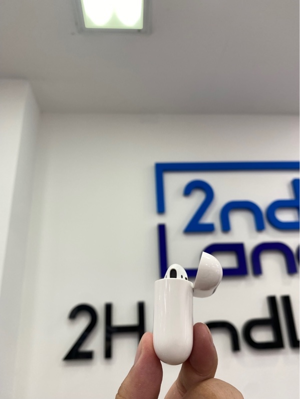 Tai nghe Airpods 2 - Màu trắng - Ngoại hình: 97% - Trầy xước nhiều - Body