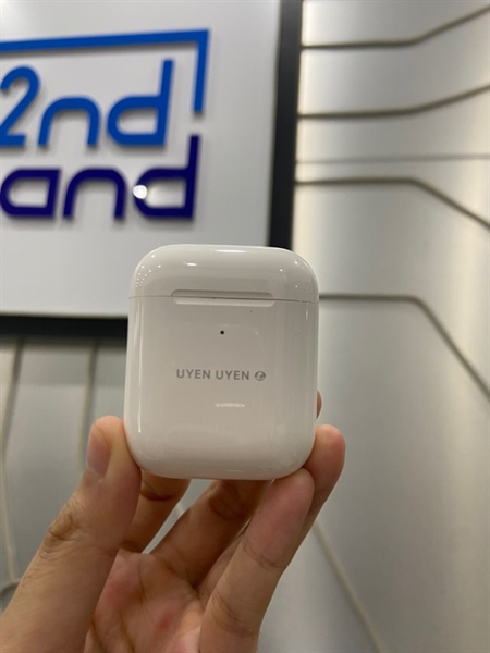 Tai nghe Airpods 2 - Màu trắng - Ngoại hình: 98% - Khắc tên , đen ngoài - Body