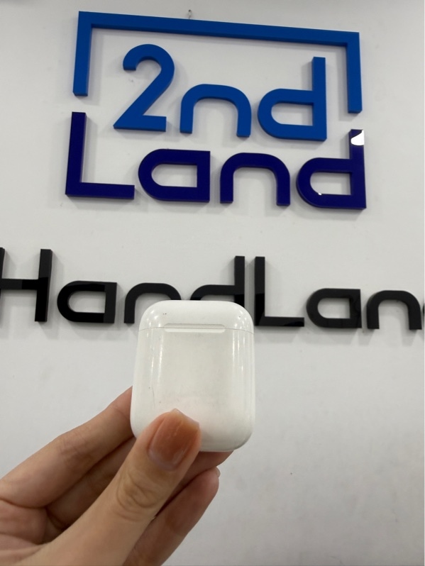 Tai nghe Airpods 2 - Màu trắng - Ngoại hình xấu - Trầy xước nhiều , hở bản lề , tai trái linh kiện - Body