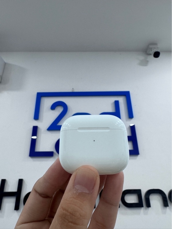 Tai nghe Airpods 3 - Màu trắng - Ngoại hình 97.5% - Case trầy, hai tai cấn - Kèm box