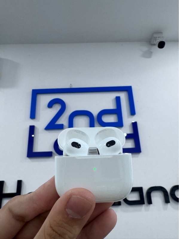Tai nghe Airpods 3 - Màu trắng - Ngoại hình 97.5% - Case trầy, hai tai cấn - Kèm box