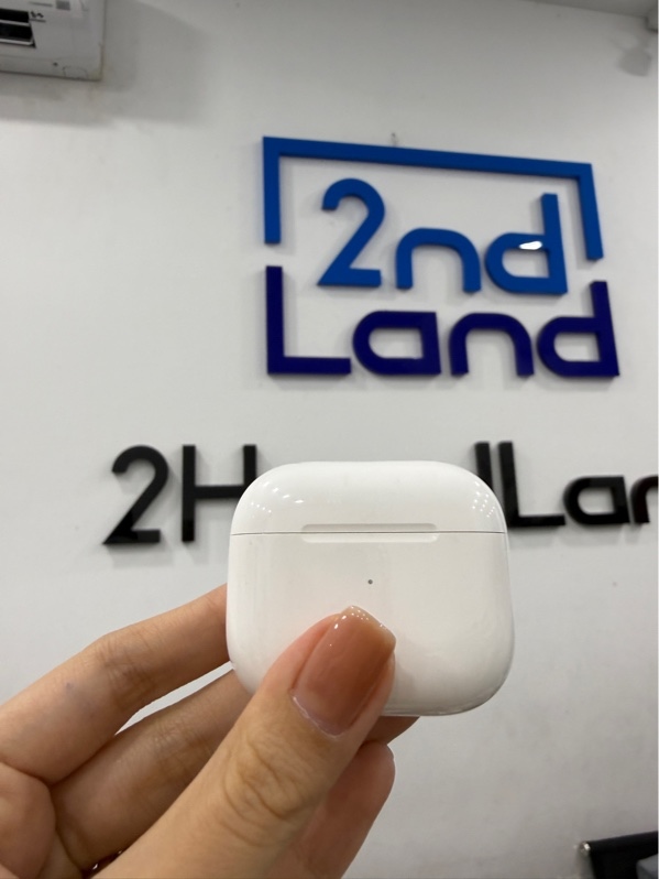Tai nghe Airpods 3 - Màu trắng - Ngoại hình 97.5% - case trầy nhẹ , tai cấn nhẹ ở chân sạc - Body