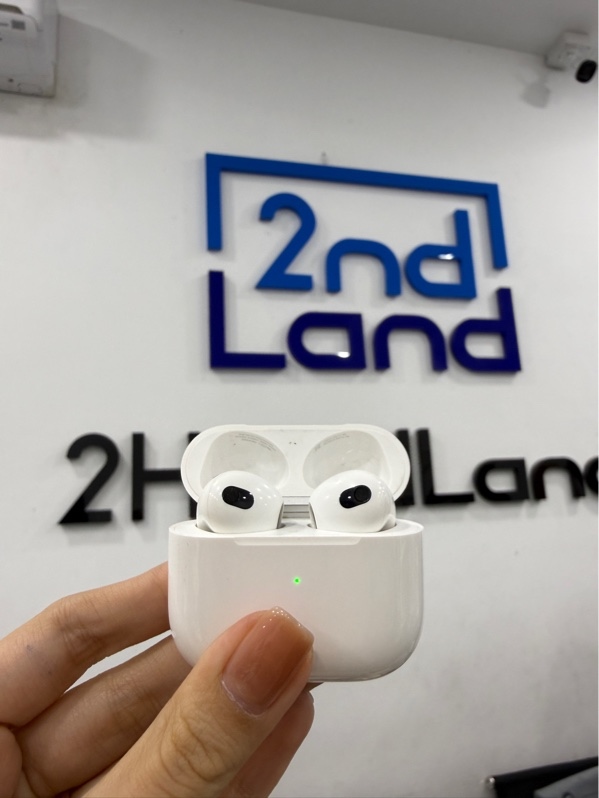 Tai nghe Airpods 3 - Màu trắng - Ngoại hình 97.5% - case trầy nhẹ , tai cấn nhẹ ở chân sạc - Body