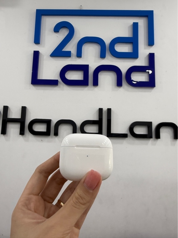 Tai nghe Airpods 3 - Màu trắng - Ngoại hình 97% - Case trầy , tai trái cháy chân sạc - Không phụ kiện