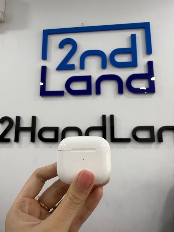 Tai nghe Airpods 3 - Màu trắng - Ngoại hình 97% - case trầy xước, 2 tai trầy cấn, ố nhẹ, mất tìm - Kèm sạc