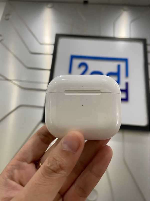 Tai nghe Airpods 3 - Màu trắng - Ngoại hình: 97% - Tai phải lỗi dừng nhạc khi tháo tai - Body