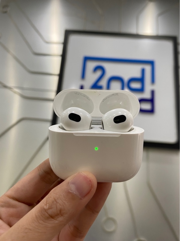 Tai nghe Airpods 3 - Màu trắng - Ngoại hình: 97% - Tai phải lỗi dừng nhạc khi tháo tai - Body