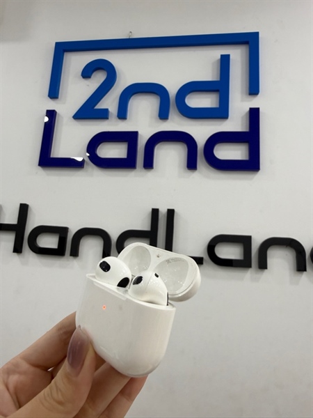 Tai nghe airpods 3 - Màu trắng - Ngoại hình 97% - trầy xước nặng , tai trái trầy nặng , mất tìm - body 2