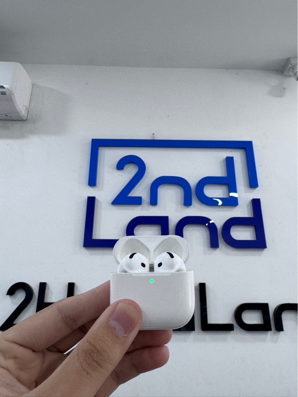 Tai nghe Airpods 4 ANC - Màu trắng - Ngoại hình 96% - Case ố vàng trầy xước nhiều, 2 tai cấn nhẹ - Kèm box, còn bảo hành hãng tới 19/07/2027 có bill