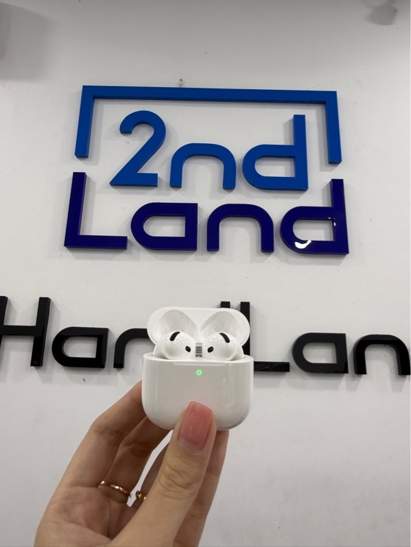 Tai nghe Airpods 4 ANC - Màu trắng - Ngoại hình 97% - case trầy, tai trầy nhẹ - Kèm sạc