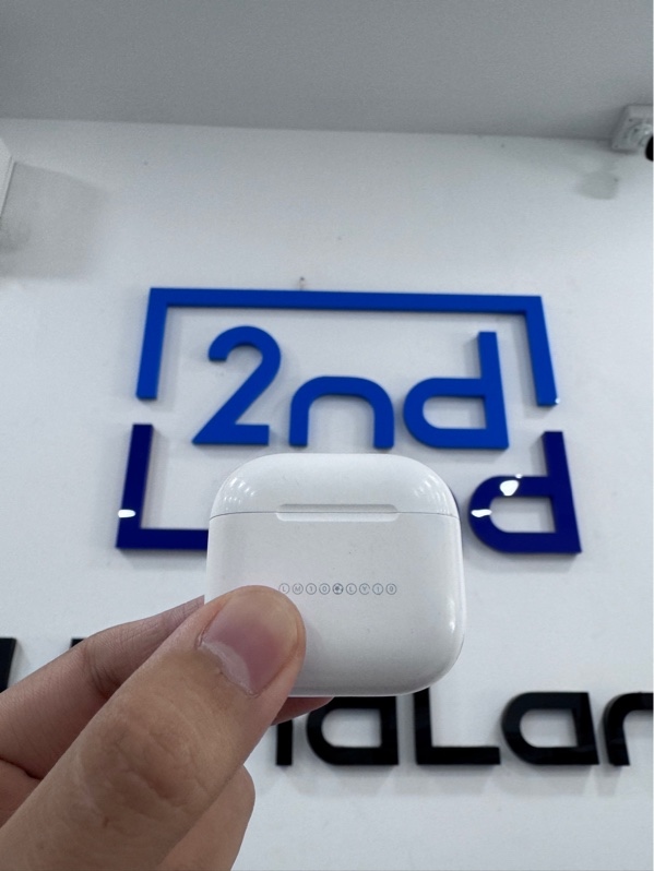 Tai nghe Airpods 4 ANC - Màu trắng - Ngoại hình 97% - Case trầy xước, trên case có khắc chữ, tai trấn cấn - Body