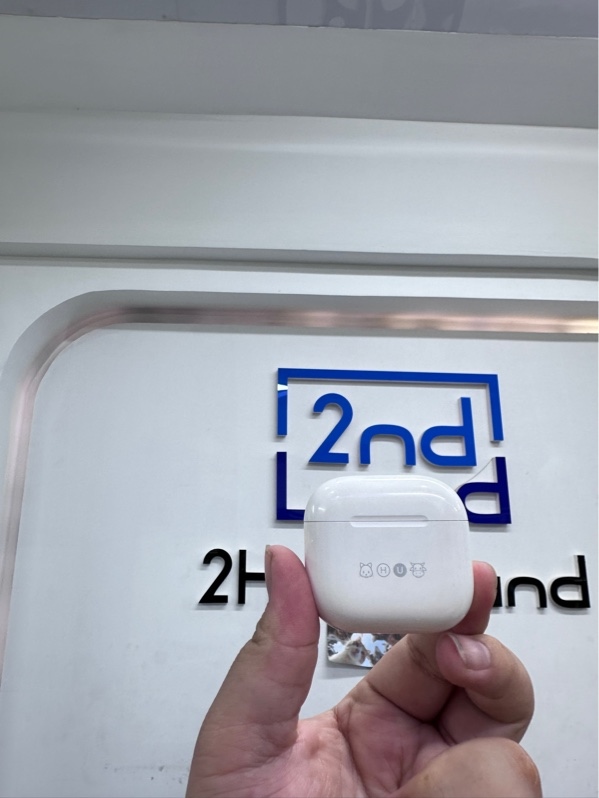 Tai nghe Airpods 4 anc - Màu trắng - Ngoại hình 98% - Hộp có khắc moji, trầy nhẹ - Kèm box