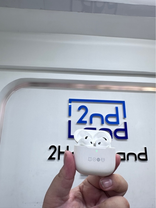 Tai nghe Airpods 4 anc - Màu trắng - Ngoại hình 98% - Hộp có khắc moji, trầy nhẹ - Kèm box