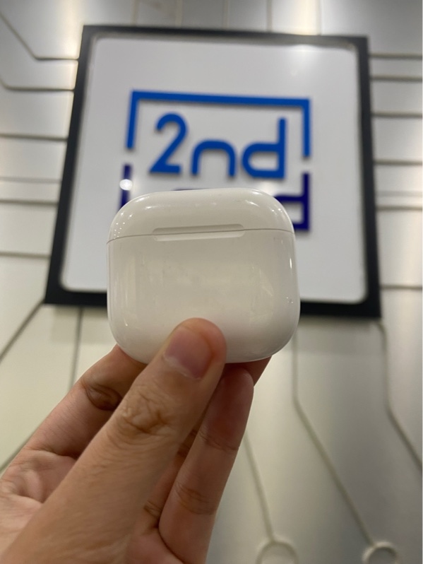 Tai nghe Airpods 4 - Bản thường - Màu trắng - Ngoại hình: 97% - Tai trái trầy cấn nhiều, đã thay tai phải khác, mất tìm - Body