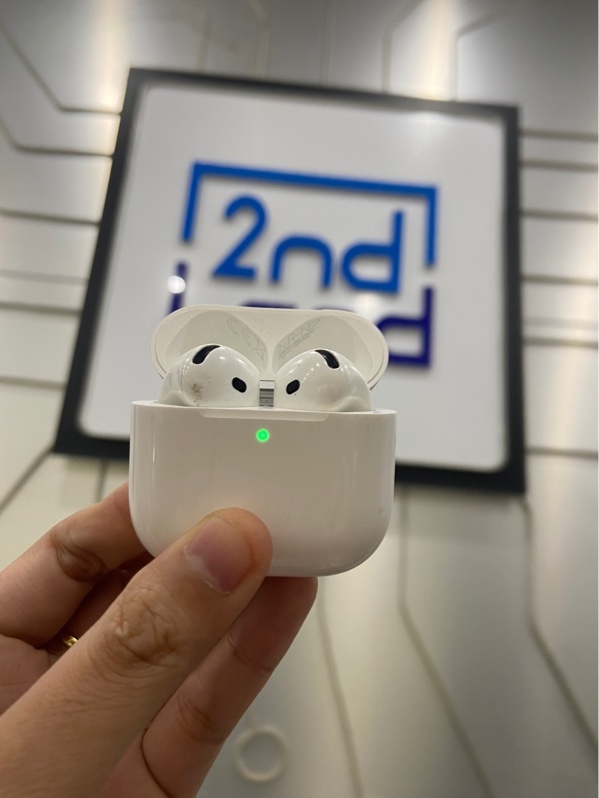 Tai nghe Airpods 4 - Bản thường - Màu trắng - Ngoại hình: 97% - Tai trái trầy cấn nhiều, đã thay tai phải khác, mất tìm - Body